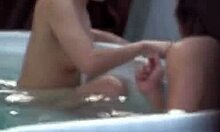 בחורה יפנית מקסימה עושה אהבה עם הגבר שלה באמבטיה