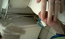 Vídeo caseiro roubado revela loira adolescente fodendo no banheiro