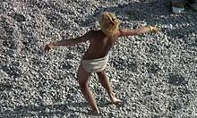 Wanita blonde yang suka berseronok menari-nari di dalam pasir