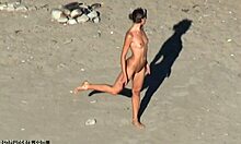 Nudista kukkoló videó egy hosszú lábú barnával HD-ben
