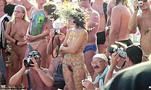 Copines exhibitionnistes nues dans leur corps peint
