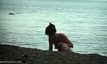 Hoikka poikasen osoittaa hänen täysin alasti elin nudisti rannalla