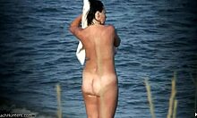 자연스러운 가슴 누디스트가 인적이 드문 누디스트 해변에서 그녀의 몸을 보여줍니다