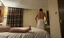 Pasangan gay amatur menikmati seks di bilik hotel