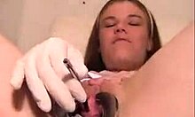 Busig snygging visar upp sin fitta i denna närbild av medicinsk fetisch-video