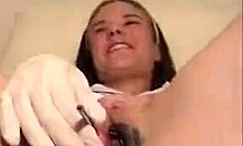 Fræk hottie viser sin fisse i denne nærbillede medicinsk fetish video