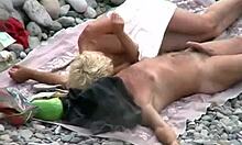 Блондинката дрочи члена на гаджето си на плажа