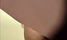Прсата плавуша аматерка се тушира и показује своје секси ноге на камери