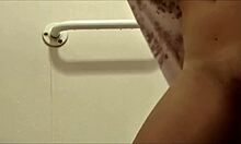 Μεγαλόστηθη ξανθιά ερασιτέχνης κάνει ντους και δείχνει τα σέξι πόδια της στην κάμερα