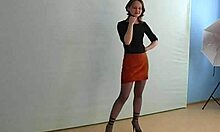 Amadora de bunda grande usando saia, mostrando seus belos seios na câmera