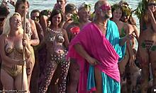 Rakaman kamera pengintip dari perayaan nudis yang aneh ini yang menampilkan gadis-gadis telanjang yang panas