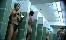 Μια σέξι μαυρισμένη κοπέλα δείχνει τον γυμνό της πισινό κάτω από το ντους