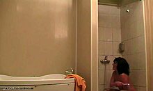 Bombshell bitch ontspant onder de douche en wordt bekeken