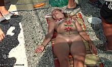Glat fisse nudist chick viser sin krop punkt, mens nøgen