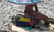 ¡Mira a esta hermosa chica de bronceado siendo follada por detrás en una playa rocosa! ¡Te encantará verla en acción!