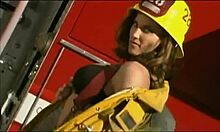 Sondra Hall kouří hasiče, než se nechá šukat