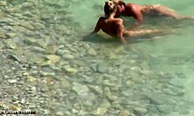Vášnivý pár si užívá tvrdý misionářský sex na pláži