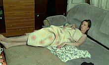 Amaterska rjavolaska poskuša skriti svoje vroče telo