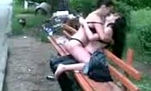 Неприятна аматьорска двойка се прави на пейка (лесбийка)