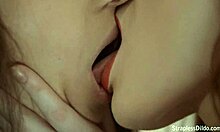 Adegan seks strapon dengan dua lesbian yang horny