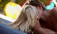 Две похотливые лесбиянки целуются и орально удовлетворяют друг друга