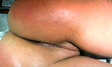 Close-up para uma gatinha de dedilhado durante seu show na webcam