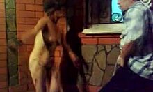 Abuela borracha bailando completamente desnuda en público