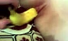 Дечко убацује банану у пичку своје бивше девојке