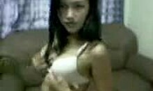 Gadis Asia yang manis menunjukkan tubuhnya di rumah membuat klip