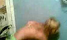 Nádherná amatérská teenagerka si dává horkou sprchu