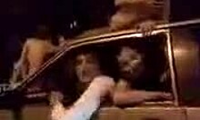 Ragazzi russi ubriachi che guidano ragazzi nudi sulla loro macchina