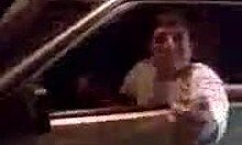 酔っ払ったロシアの男たちが裸で車を運転する