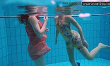 Bubarek a jeho přítelkyně si užívají zábavu v bazénu