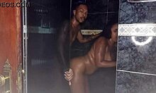 Ромпинг в банята с 18-годишна любителка и нейния черен дилдо