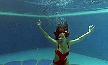 Venäläinen pornotähti Lina Mercury bikineissä uima-altaalla