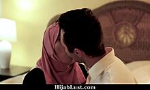 Fiatal hijabi lány elcsábítja mostohaanyja szeretőjét, és ráveszi, hogy szexeljen vele - Hijab:lust