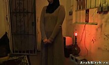 Dospievajúce priateľky skúmajú svoju sexualitu v domácich afgánskych kurvách