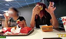 Δύο σεξουαλικά ερεθισμένες γυναίκες έχουν το στήθος τους εκτεθειμένο κατά τη διάρκεια του δείπνου στα McDonalds - με έναν άγγελο με επαγγελματική μελάνη