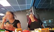 Dwie kobiety z podnieceniem seksualnym eksponują swoje piersi podczas kolacji w McDonalds - z profesjonalnie wytatuowanym aniołem