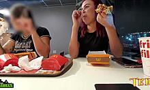 Due donne sessualmente eccitate espongono i loro seni mentre cenano a McDonalds - con un angelo professionalmente tatuato
