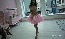 Εκπληκτική ερασιτεχνική χορεύτρια πειράζει σε ένα ροζ tutu