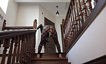 Isorintainen MILF, jolla on karvainen pillu ja isot tissit, nauttii portaissa POV-videolla