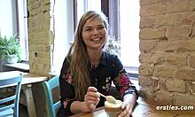 Dansk babe utforskar sin håriga fitta med en glasleksak