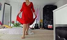 โซเนียสผู้ใหญ่โชว์ท่ายั่วในชุดสีแดงยาวเผยให้เห็นกระโปรงขึ้น ขา เท้า และสะโพกที่มีขนดกของเธอพร้อมหน้าอกธรรมชาติ