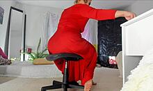Érzéki, érett Sonias házi videója, amely egy hosszú piros ruhában mutatja be incselkedő pózait, felfedve szőrös szoknyáját, lábát, lábát és csípőjét, természetes mellekkel