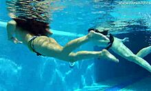 Russische en Spaanse tieners worden nat en wild in een zwembad