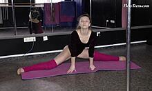 Een flexibele Russische turnster pronkt met haar amateur moves thuis