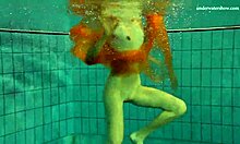 Nastya se dezbracă și își arată silueta goală atrăgătoare în piscină