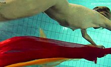 Nastya levetkőzteti és fitogtatja vonzó meztelen alakját az úszómedencében