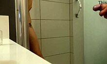 Coppia amatoriale si fa intima sotto la doccia a casa